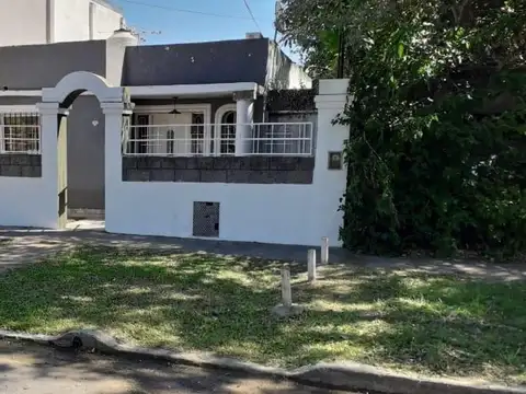Casa de 3 ambientes con jardín y Parrilla.