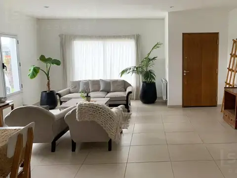 Casa 5 ambientes con 3 baños