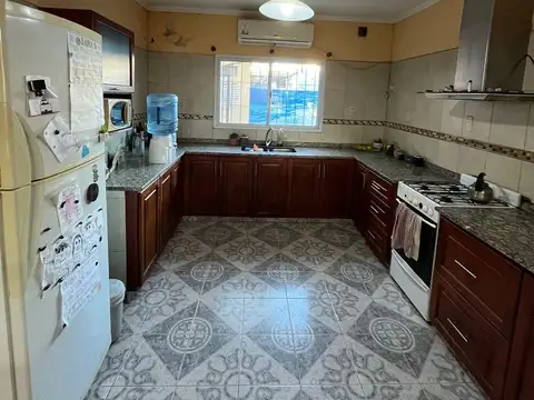 Casa 5 ambientes con 2 baños