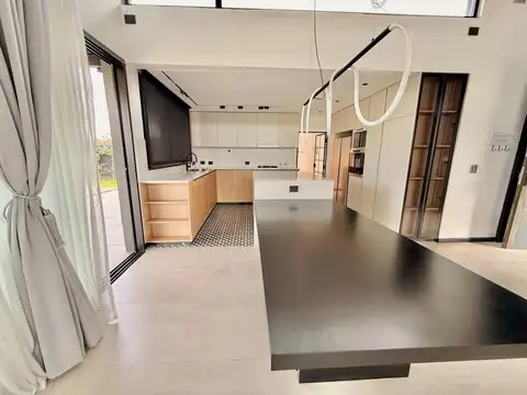 Casa 4 ambientes con 3 baños