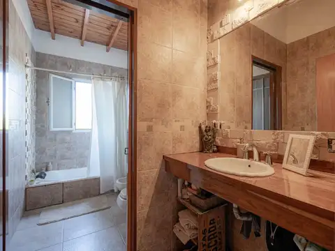 Casa 8 ambientes con 2 baños