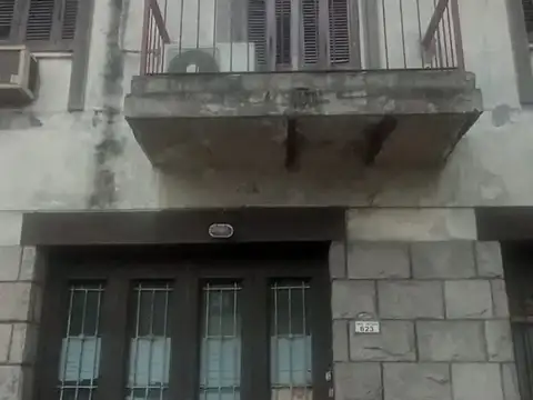 CASA TIPO PH DE 4 AMBIENTES EN DOS PLATAS CON GRAN POTENCIAL – Artigas al 600, Flores