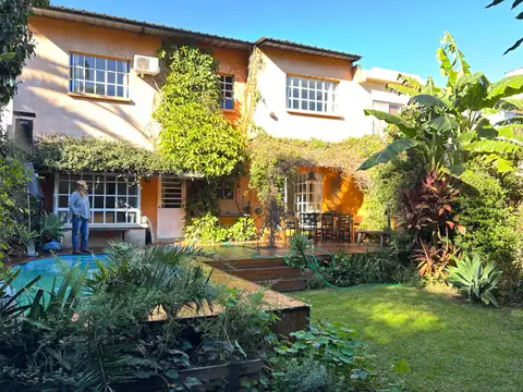 Casa muy alegre, rustica  y pintoresca, con lindo jardin, cerca del río!