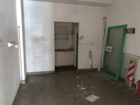 LOCAL 70 M2 CON 2 BAÑOS Y DEPENDENCIA CON BAÑO