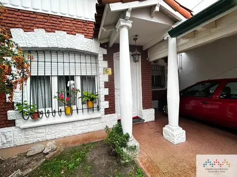 Casa en venta 2 dormitorios c/ cochera y Jardín en Villa Domínico