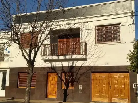 Casa en venta - 4 Dormitorios 5 Baños - Cochera - 620Mts2 - Villa Elvira