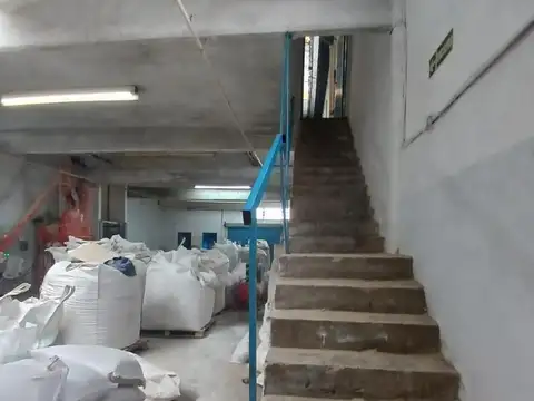 Amplio galpón en importante zona industrial.