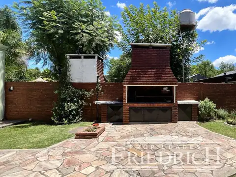 Casa en Venta con 3 cocheras