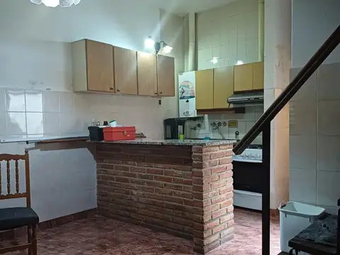 CASA EN VENTA 3 DORMITORIOS CON COCHERA PASAJE MORALES 3327