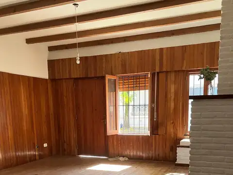 HERMOSA CASA CÉNTRICA A LA VENTA EN MERCEDES, BS. AS.