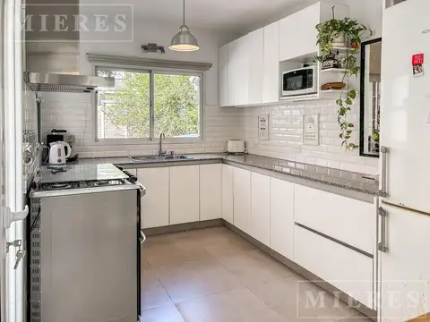 Casa desarrollada en tres plantas, ubicada en el Barrio Cerrado Los Sauces en venta