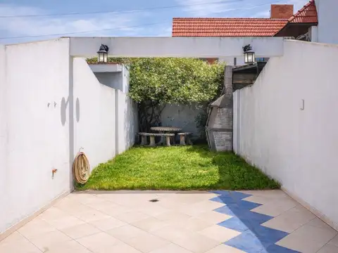 VENTA PH 3 AMB. C/ JARDÍN Y COCHERA .LANÚS.PERMUTA