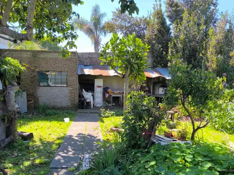 Vende Casa 3 Ambientes + Monoambiente. Berazategui.