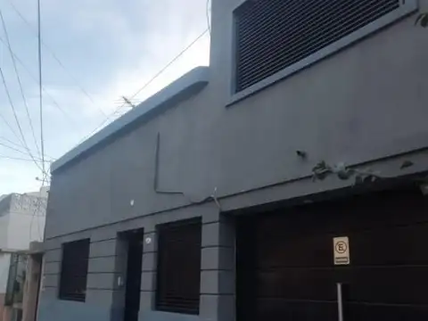 Casa - Alquiler - Argentina, Morón - Gdor. Emilio Castro 639