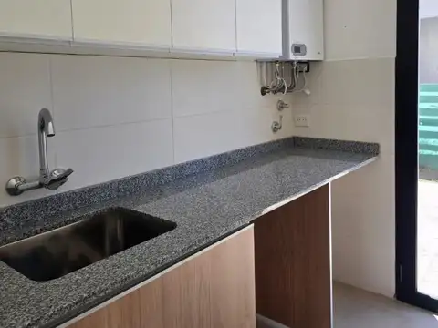 Casa en Alquiler con 4 cocheras