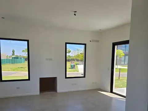 Casa 5 ambientes con 4 baños