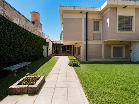 Venta Casa 5 ambientes con local en Castelar Sur