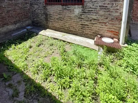 Lote con mejoras a 7 cuadras de estación.