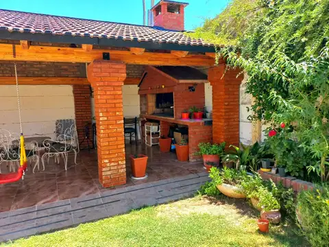 Casa 8 ambientes con 2 baños