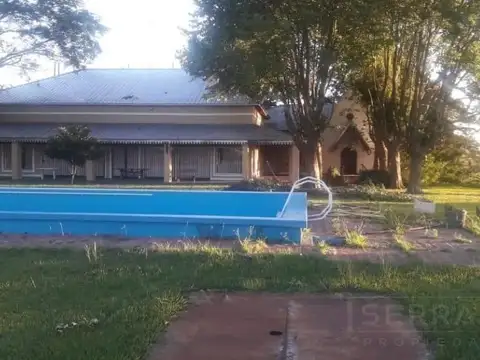 RNE. Venta campo de 15 Has. con casa de 425 m2, casas de encargados, pileta y capilla en Ruta 8 mojón 220,  Pergamino