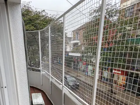 Muy buen depto de 3 ambientes por escalera en pleno centro comercial