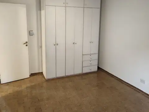 Muy buen depto de 3 ambientes por escalera en pleno centro comercial