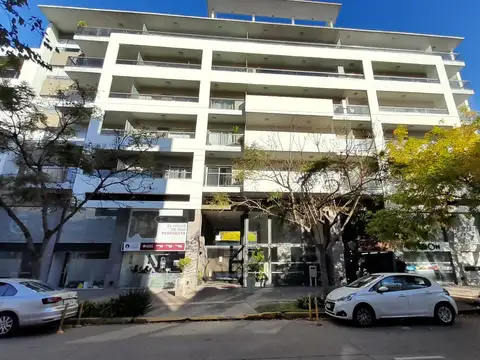 COCHERA CUBIERTA EN ZONA COMERCIAL DE FLORIDA 