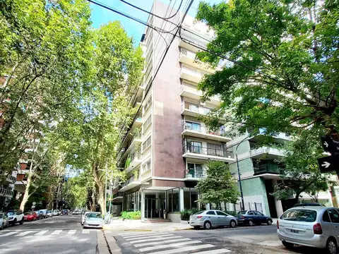 Departamento Piso  en venta en Barrancas de Belgrano , con dos cocheras , para actualizar. Súper luminoso