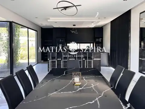 Casa en Venta con 4 cocheras