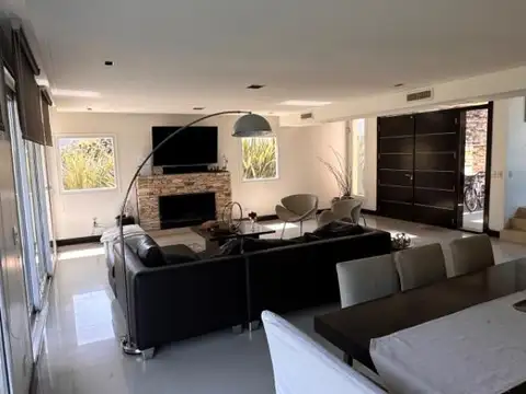 Casa en Venta con 5 cocheras