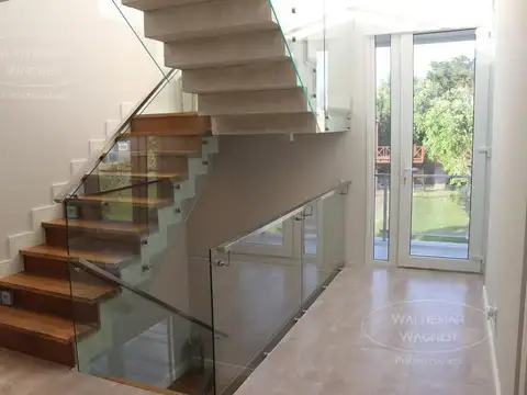 Casa en Venta con 8 cocheras