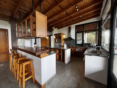 Casa 10 ambientes con 4 baños