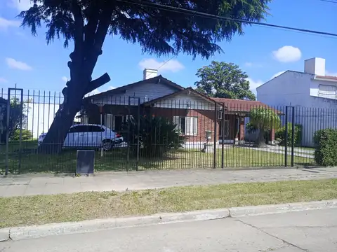 HERMOSA CASA CON TRES LOTES EN SAN ANTONIO DE PADUA