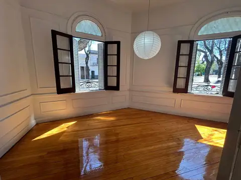 Casa en alquiler c/ cochera en Parque Patricios