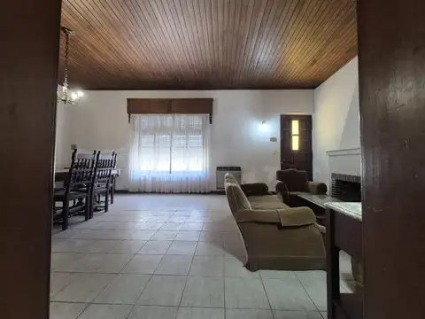 Casa 6 ambientes con 2 baños