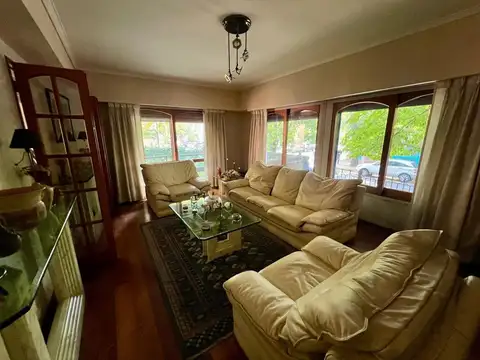 Casa 6 ambientes con 2 baños