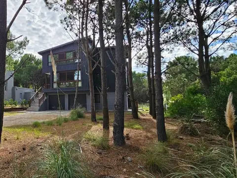 Casa en Venta con 3 cocheras
