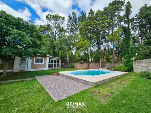 Venta CASA QUINTA sobre amplio terreno. 3 dorm.