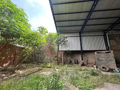 Moreno 3400, amplio galpon a metros de bv Segui.