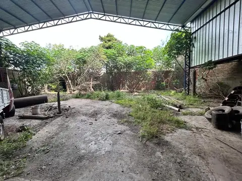 Moreno 3400, amplio galpon a metros de bv Segui.