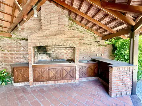 Casa 9 ambientes con 5 baños