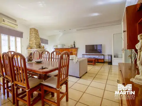 Casa en venta en Victoria 4 ambientes, baño y toilette, patio con parrilla. 170 m2 cubiertos.