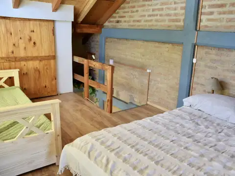 Cabañas de dos ambientes, en dos plantas, con patio/jardín compartido y estacionamiento propio.