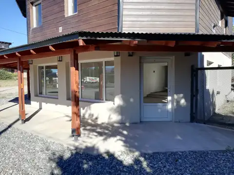Local comercial de aprox 46 m2 con baño y sector kitchenette.