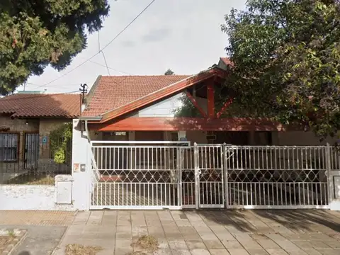 Casa en ALQUILER Lanús C/ pileta quincho parrilla