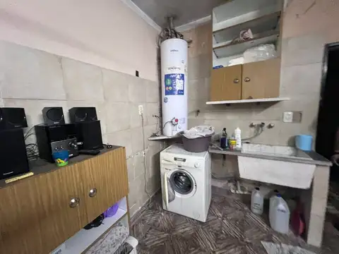 Casa 8 ambientes con 2 baños