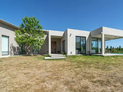 Casa en venta en Chacras del Ocho, al lado de Pilará