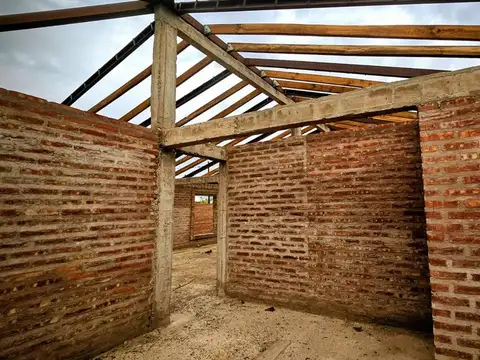 TERRENO CON CONSTRUCCION AVANZADA EN PLAZA HUINCUL
