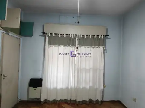 Casa de 3 ambientes con patio con parrilla y cochera descubierta