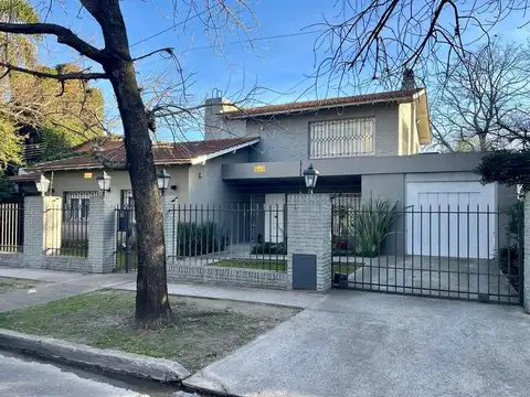Distinguido chalet sobre dos lotes en Ituzaingó.